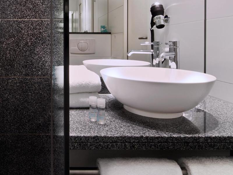 Motel One Hamburg-Airport - Genel