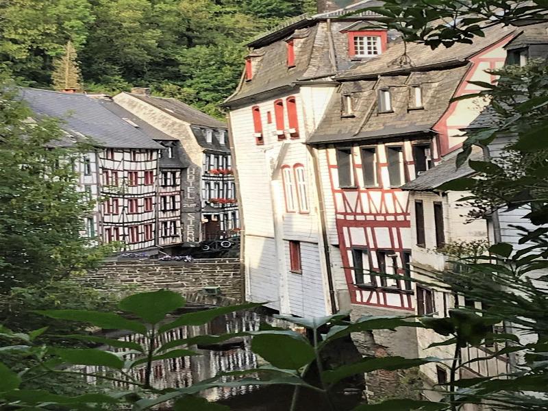 Alt-Montjoie - Genel