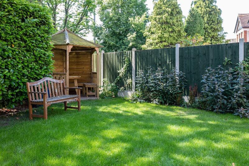 The Lawn Guest House - Teras