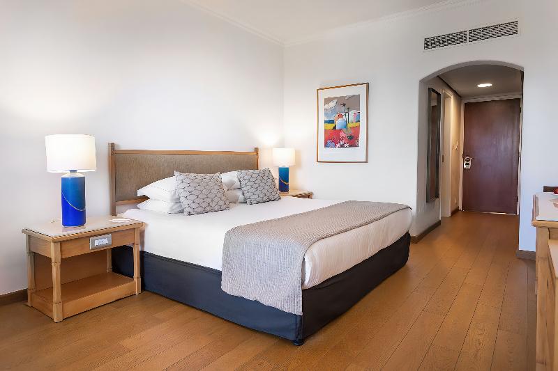 Coral Beach Hotel and Resort - Oda