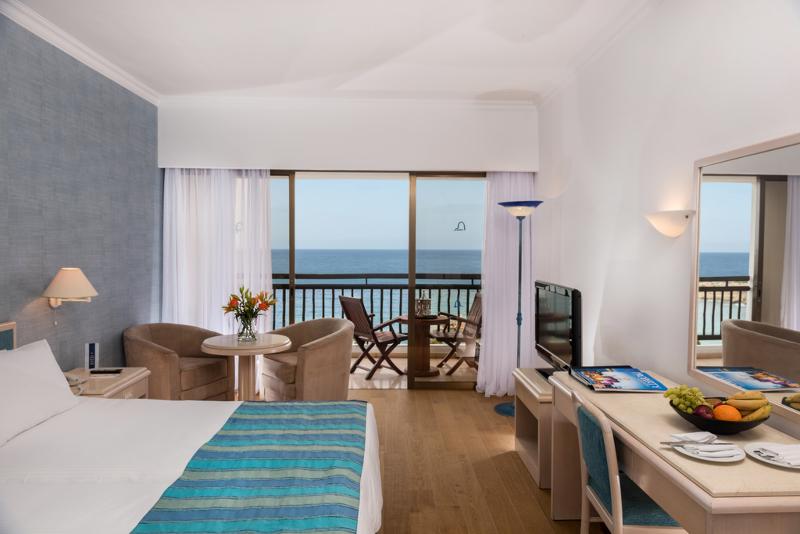 Coral Beach Hotel and Resort - Oda