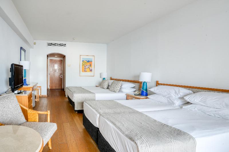 Coral Beach Hotel and Resort - Oda