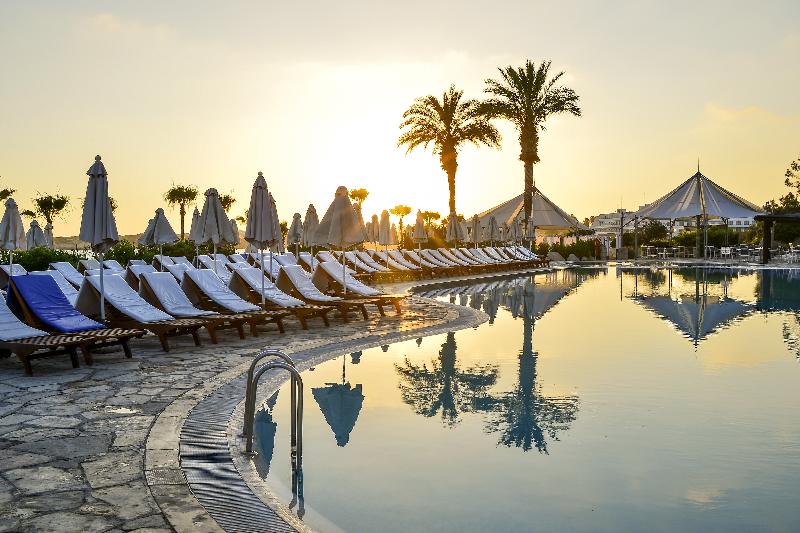 Coral Beach Hotel and Resort - Havuz