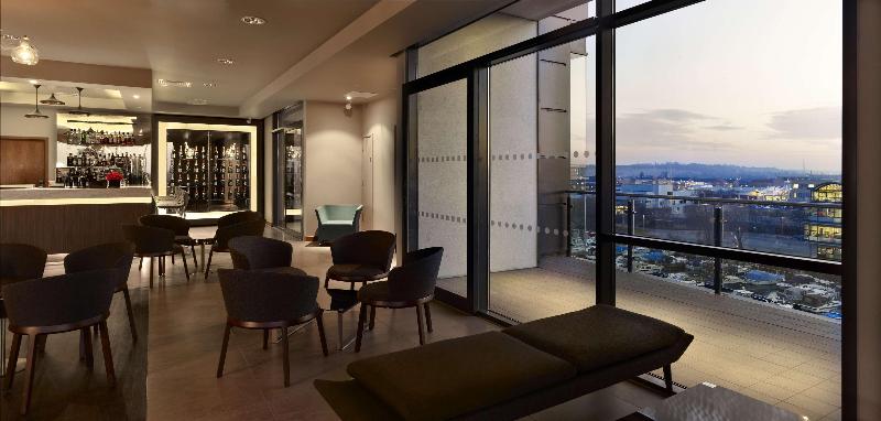 DoubleTree by Hilton Lincoln - Bar