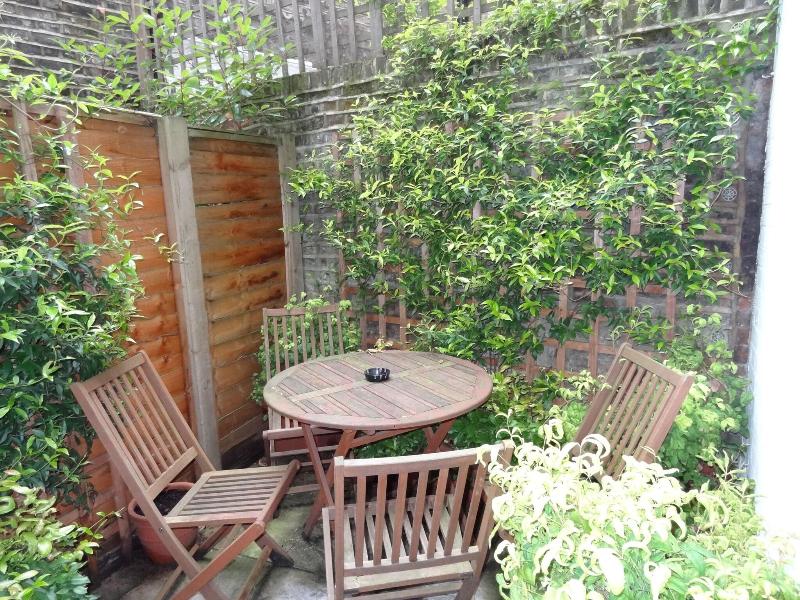 Studios 2 Let Serviced Apartments - Teras