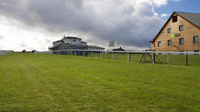 Holiday Inn Express London-Epsom Downs - Genel