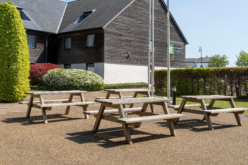 Holiday Inn Express London-Epsom Downs - Genel