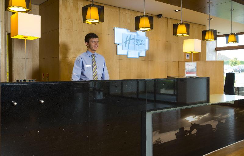 Holiday Inn Express London-Epsom Downs - Genel