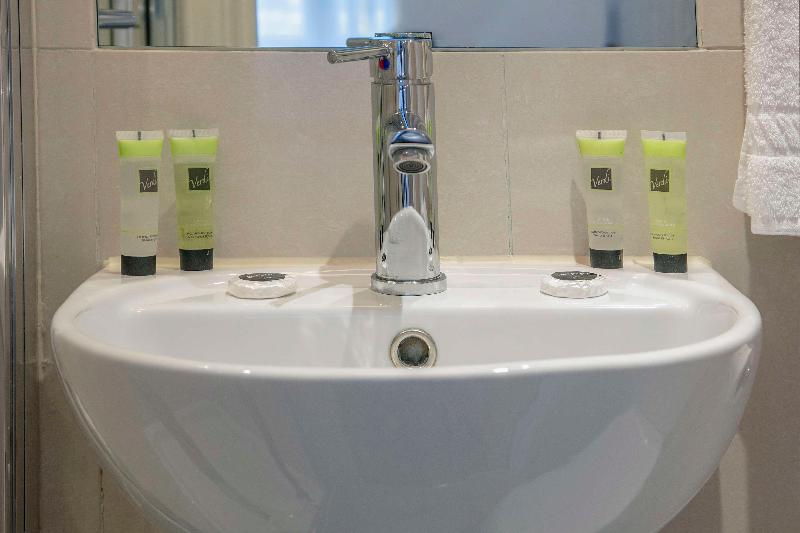 Queensway Hotel, Sure Hotel Collection by Best Wes - Oda