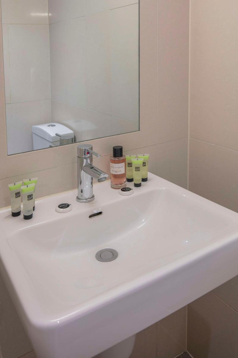Queensway Hotel, Sure Hotel Collection by Best Wes - Oda