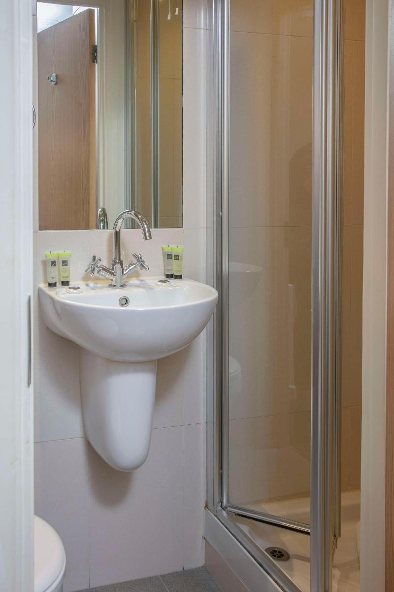 Queensway Hotel, Sure Hotel Collection by Best Wes - Oda