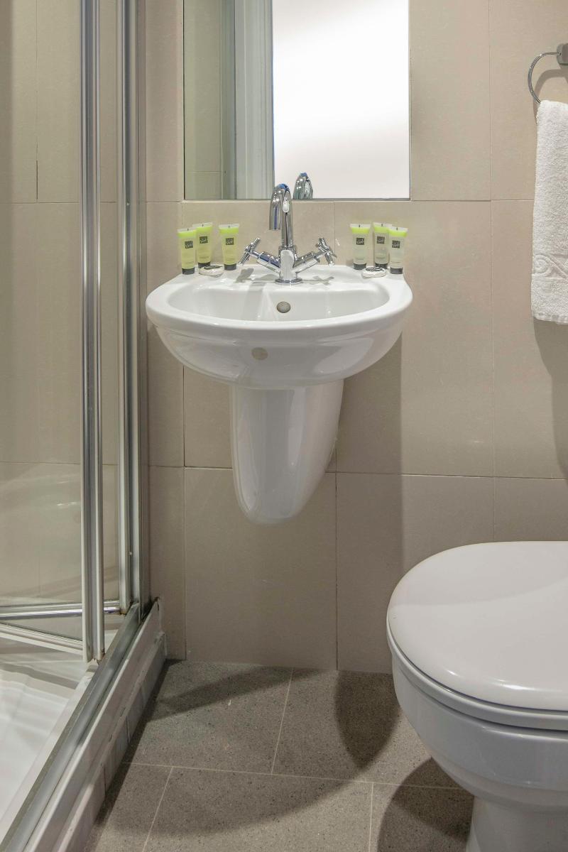 Queensway Hotel, Sure Hotel Collection by Best Wes - Oda