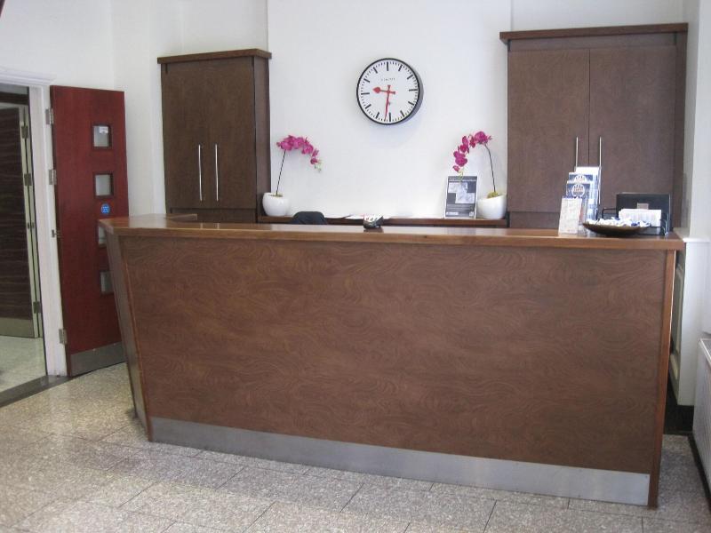 Crestfield Hotel - Lobi