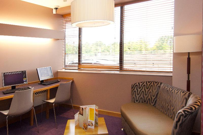 Premier Inn London Hanger Lane - Bar