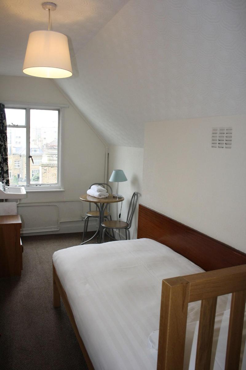 London Visitors Hotel - Oda