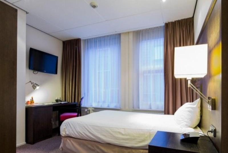 Post-Plaza Hotel & Grand Café - Oda