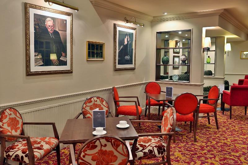 Reigate Manor - Lobi