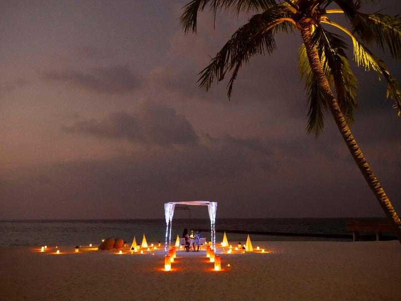 OUTRIGGER Maldives Maafushivaru Resort - Restoran