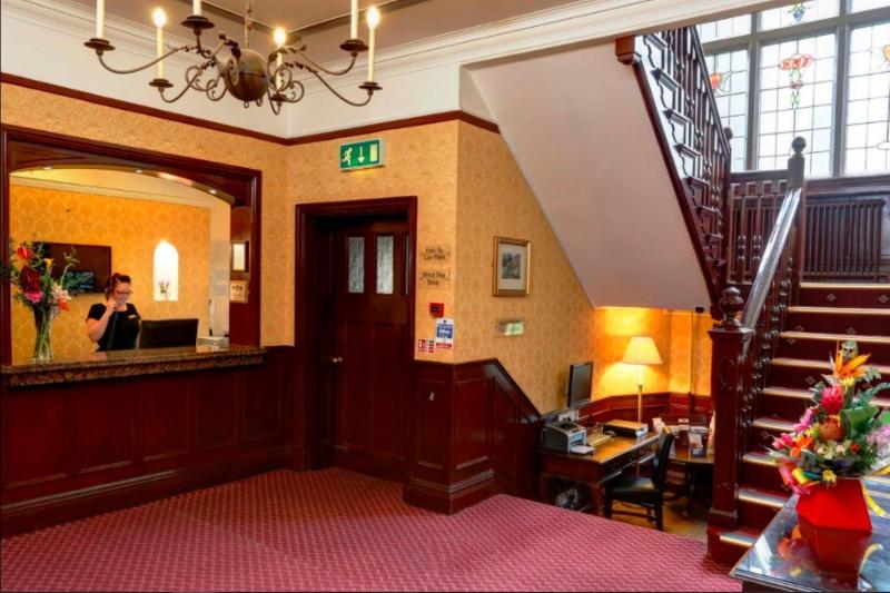 Broadfield Park Hotel - Genel
