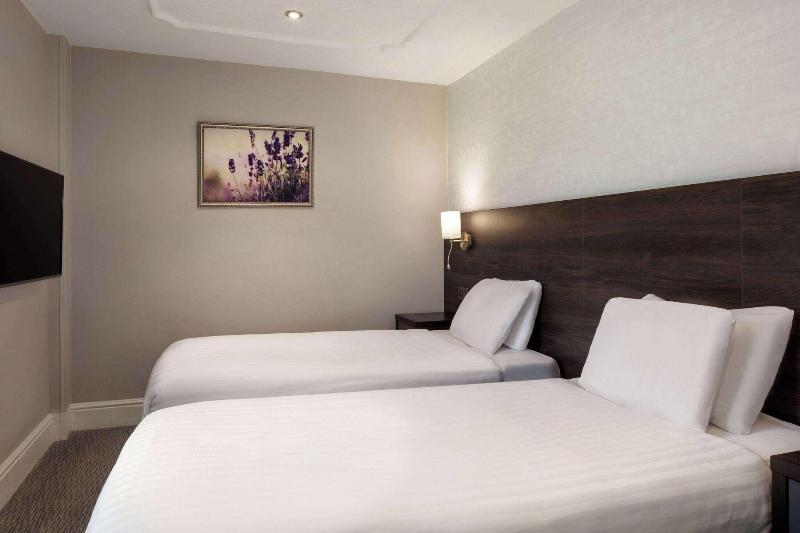 Trafford Hall Hotel - Oda