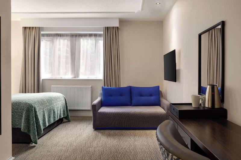 Trafford Hall Hotel - Oda
