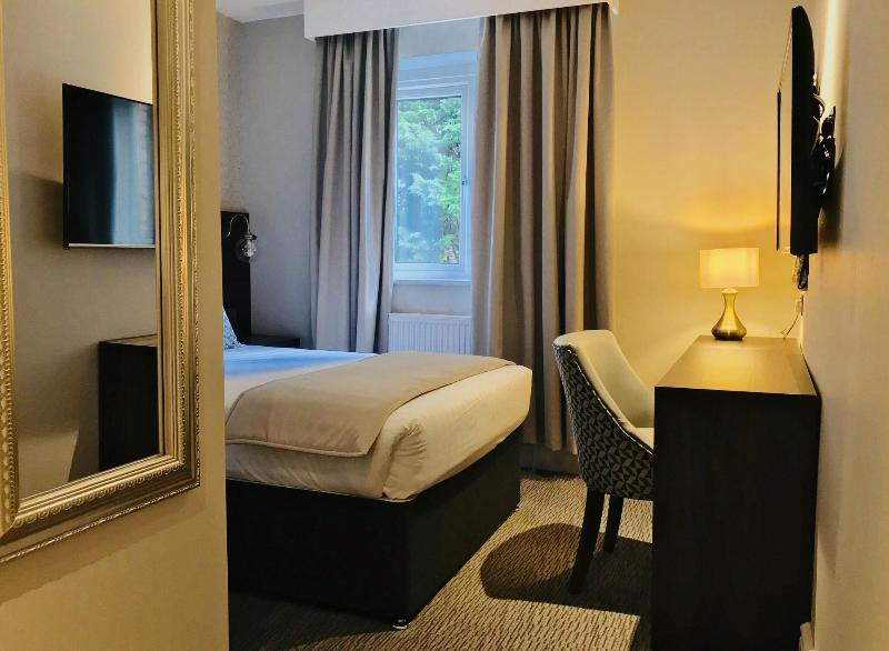 Trafford Hall Hotel - Oda