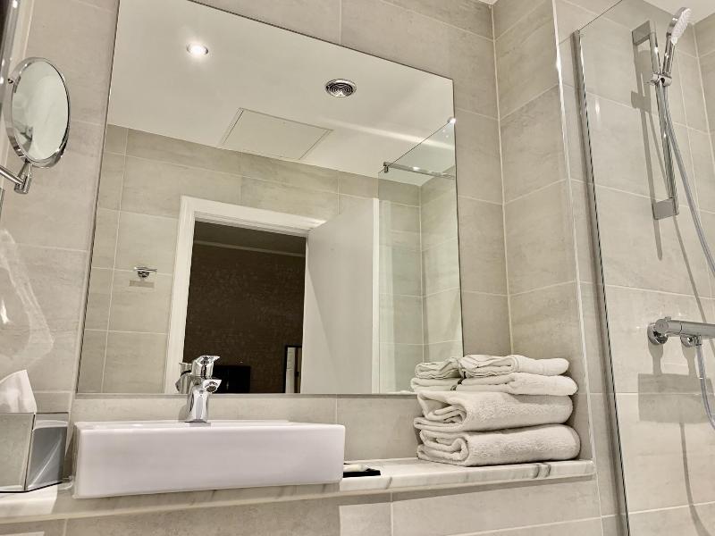 Trafford Hall Hotel - Oda