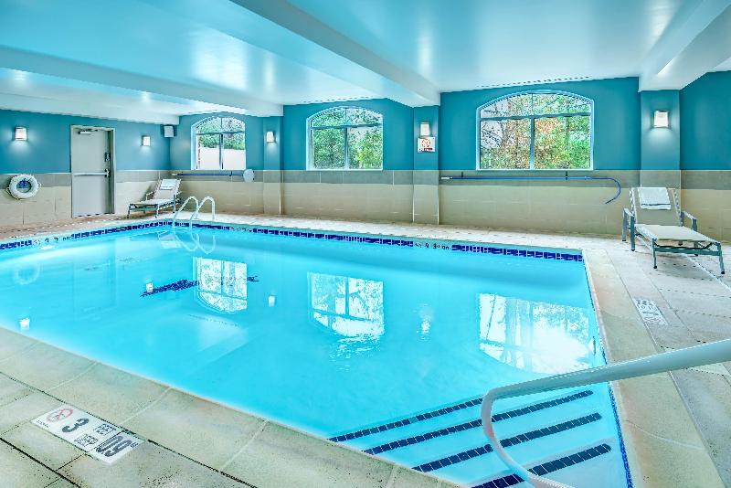 Holiday Inn Express Woodbridge - Havuz