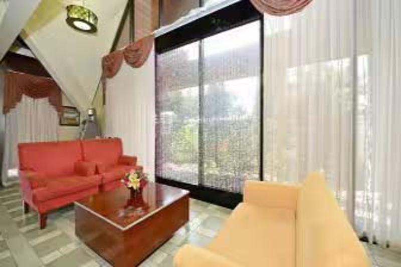 Spark by Hilton Clifton - Lobi
