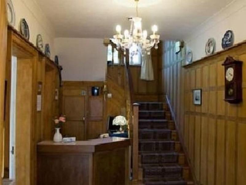 The White Lodge - Lobi