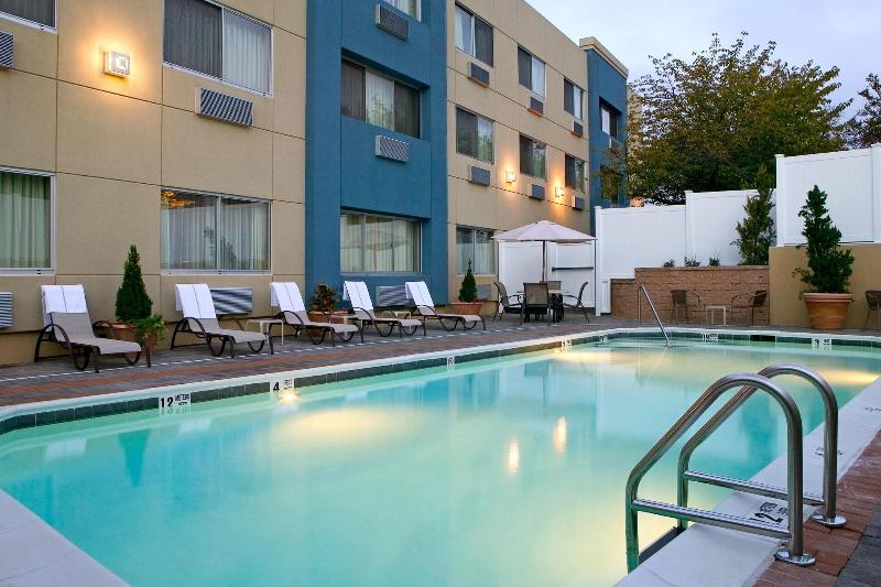 Best Western Premier Plainview-Long Island Hotel - Havuz