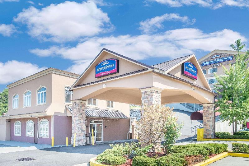 Howard Johnson by Wyndham North Bergen - Genel