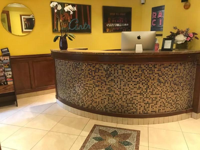 Chelsea Pines Inn - Lobi