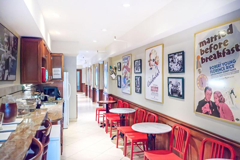Chelsea Pines Inn - Genel