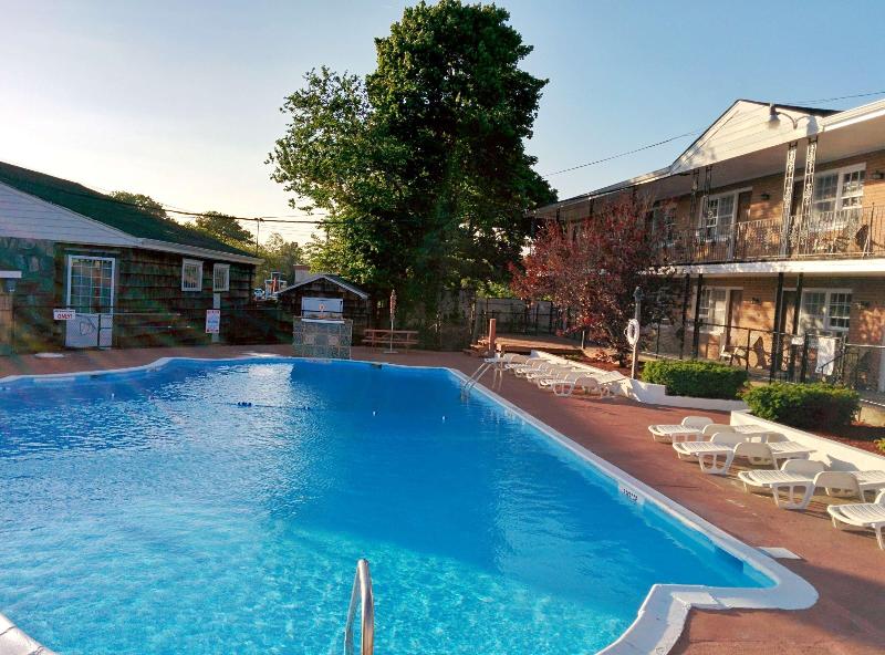 Budget Host East End Riverhead - Havuz