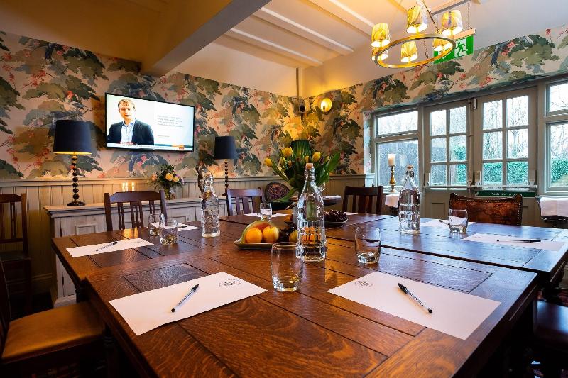 The Carnarvon Arms - Toplantı