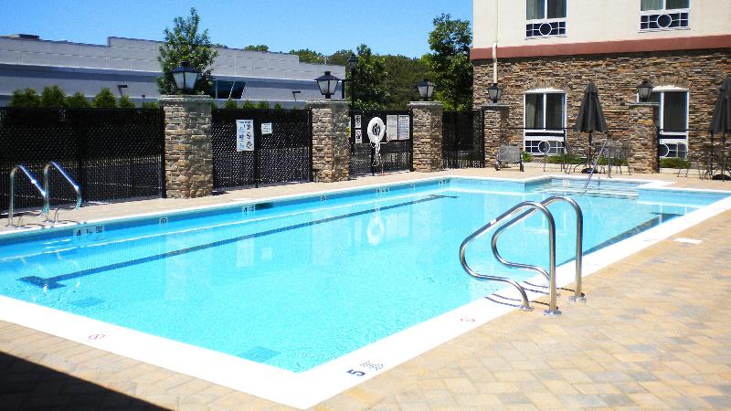 Holiday Inn Express & Suites Long Island-East End - Havuz