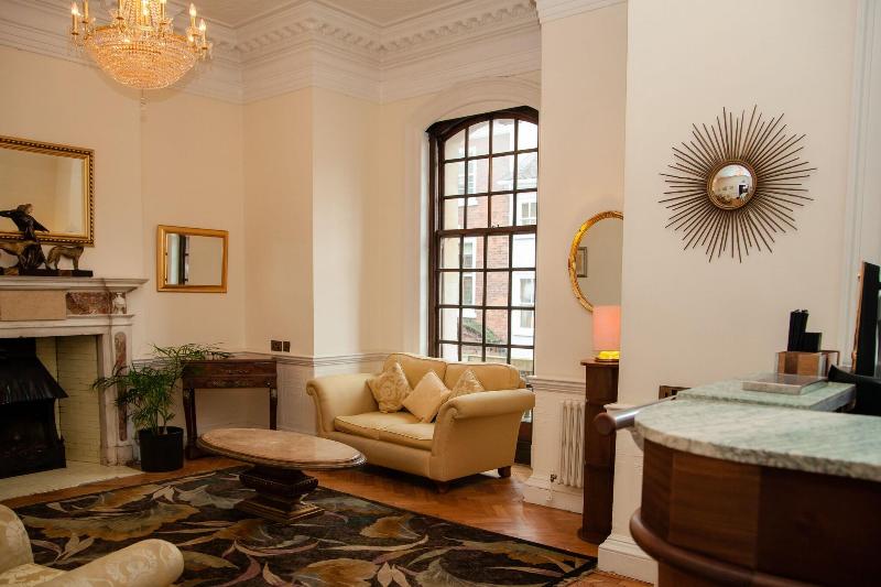 St Giles House - Lobi