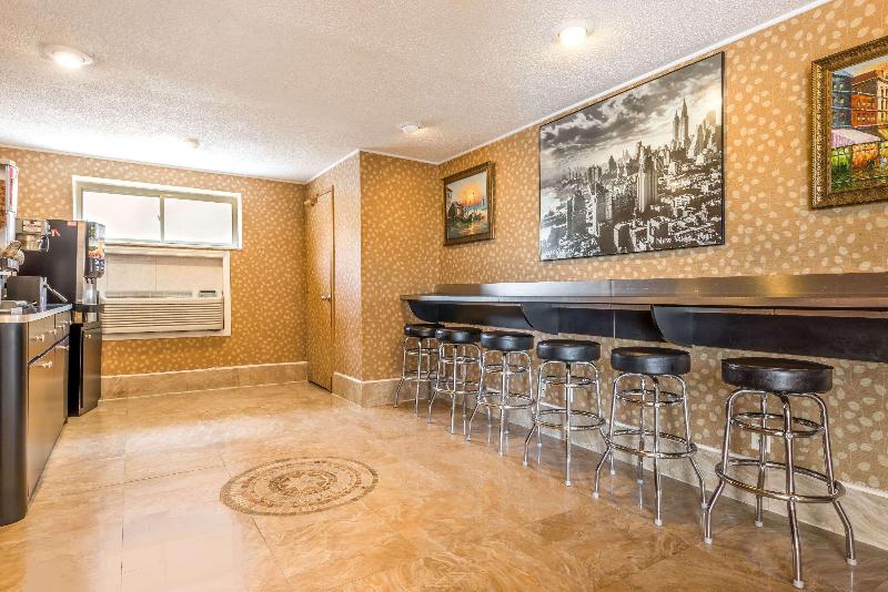 Super 8 by Wyndham North Bergen NJ/NYC Area - Bar