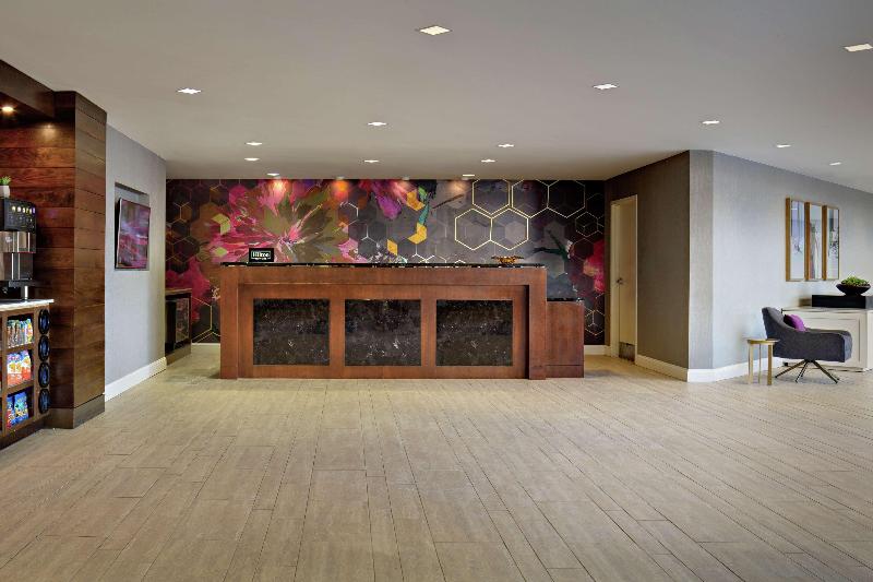 Doubletree by Hilton Fairfield - Lobi