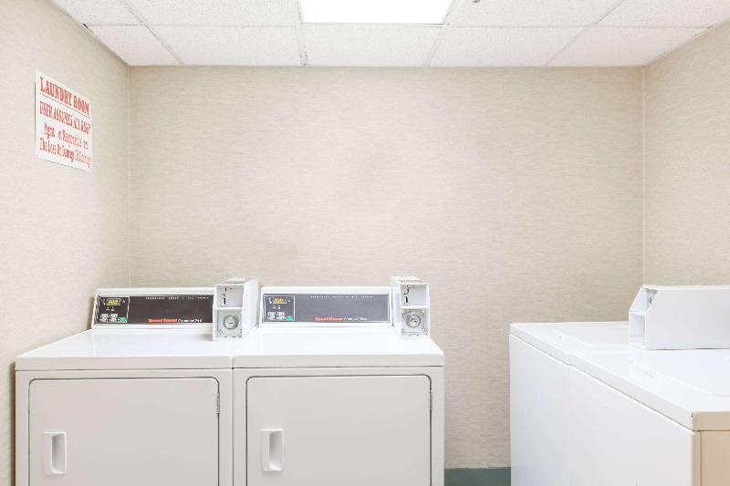 Howard Johnson Hotel by Wyndham Newark Airport - Genel