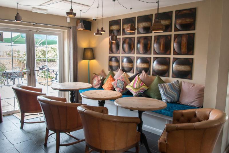Crouchers Country Hotel - Hotel - Bar