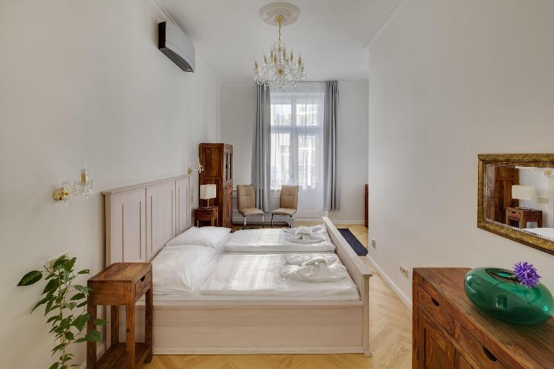 Old Town Square Apartments - Lobi
