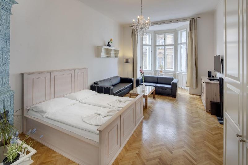 Old Town Square Apartments - Oda