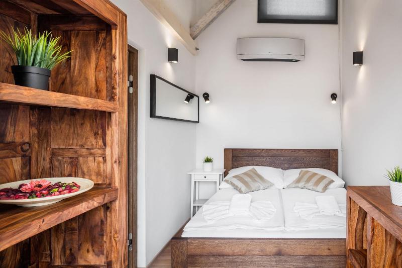 Old Town Square Apartments - Oda