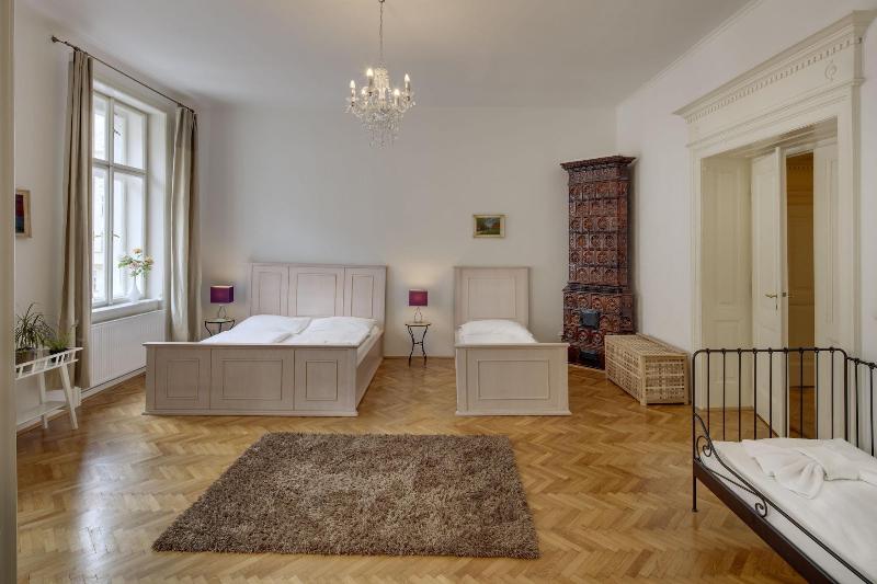 Old Town Square Apartments - Oda