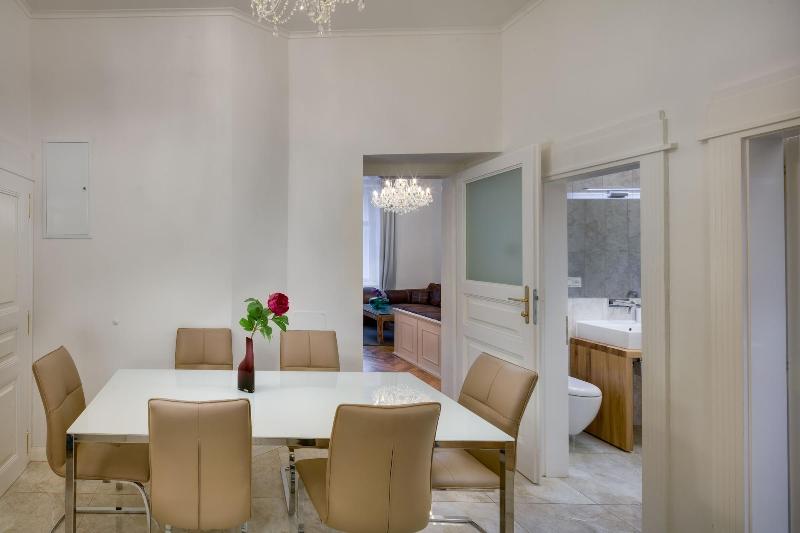 Old Town Square Apartments - Oda