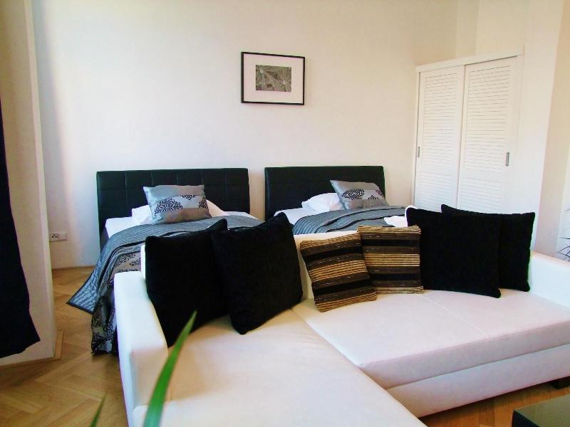 Old Town Square Apartments - Oda