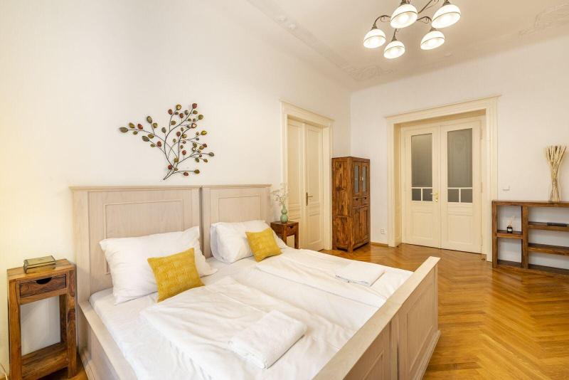 Old Town Square Apartments - Oda