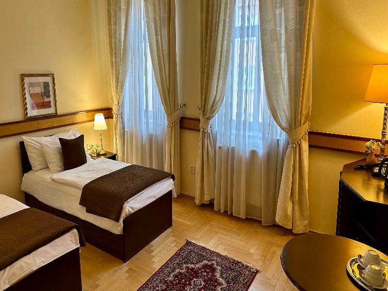 Fleur De Lis Hotel - Oda